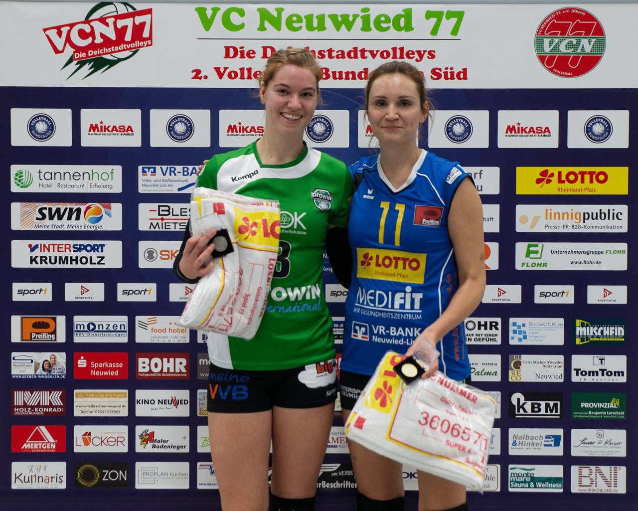Sarah Funk (rechts) wurde zur wertvollsten Spielerin des Abends gewählt. Gästespielerin Sabin Weiß bekam die Auszeichnung in Silber. Foto: Eckhard Schwabe.