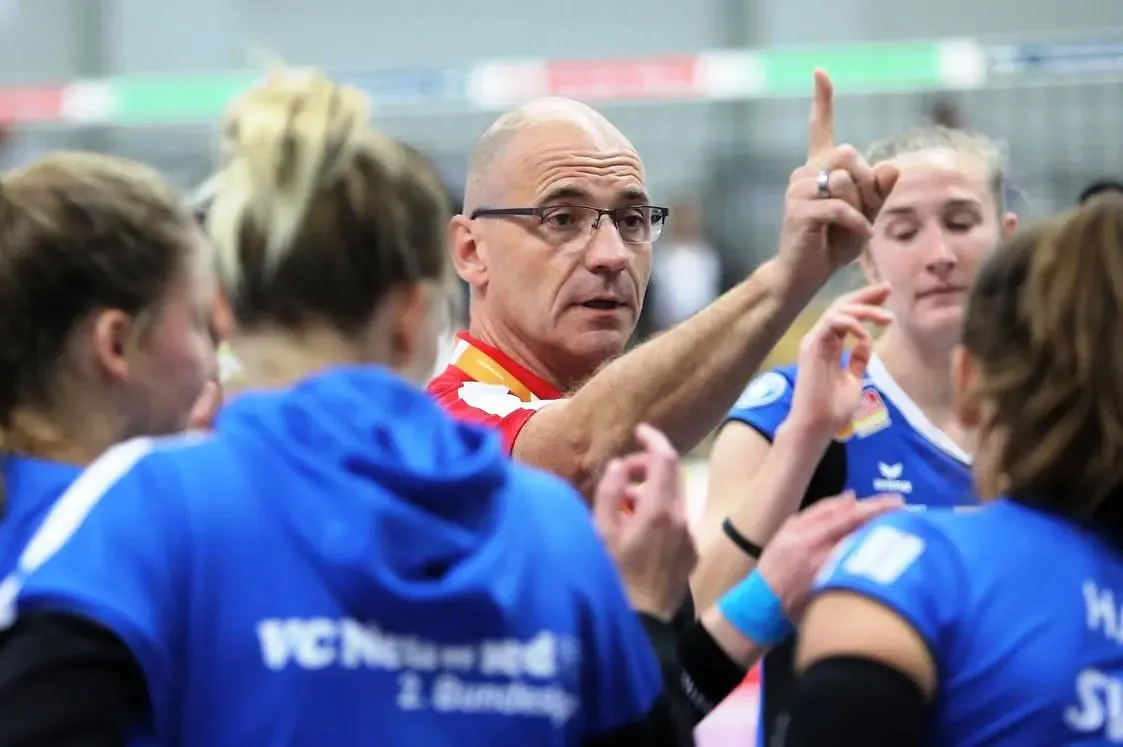Der Cheftrainer zeigt seinen Spielerinnen an, wohin der Weg der Deichstadtvolleys führen soll. Dirk Groß hat seinen Vertrag beim VC Neuwied’77 um 3 Jahre verlängert. (Foto Eckhard Schwabe)