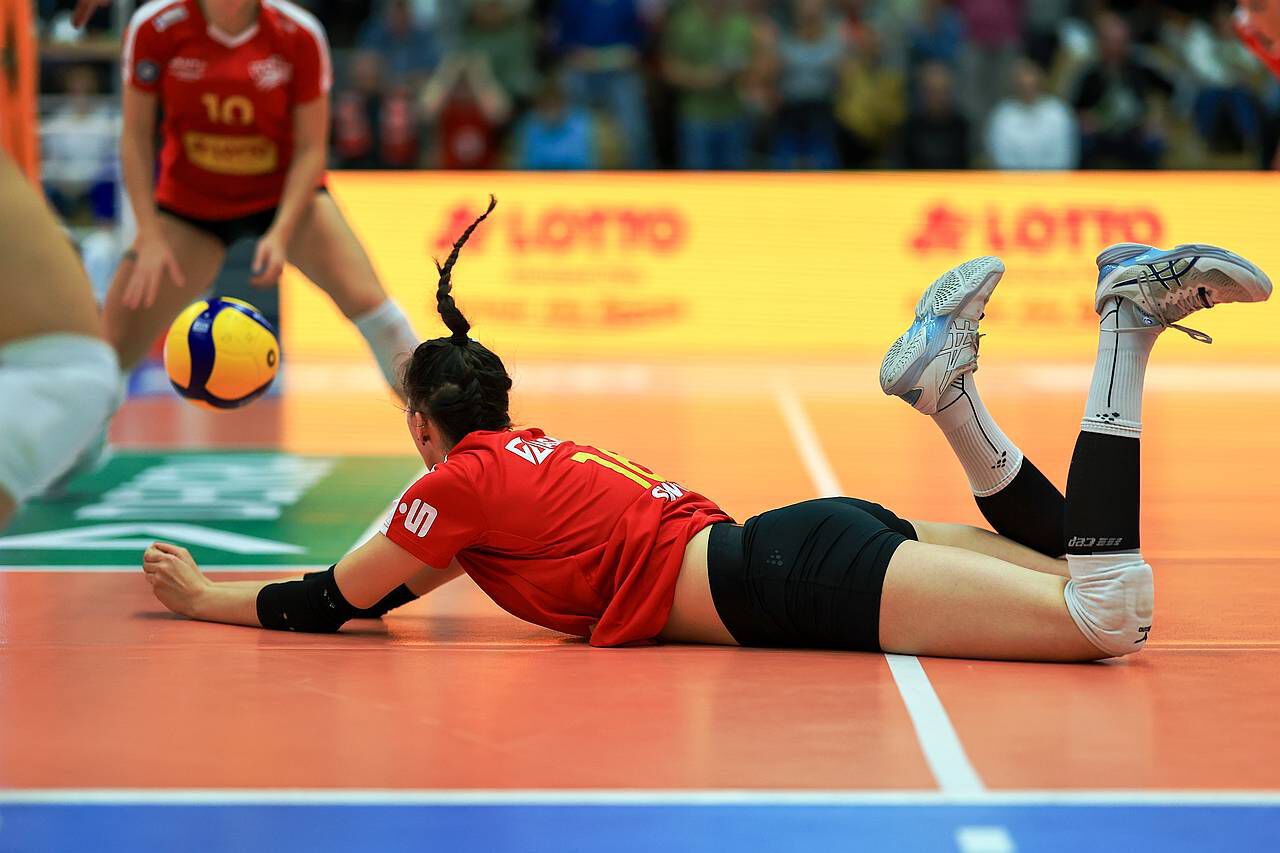 Zur Bauchlandung soll der Auftritt in Potsdam nicht werden: Maya Sendner rettet den Ball. (Foto:Tobias Jenatschek)